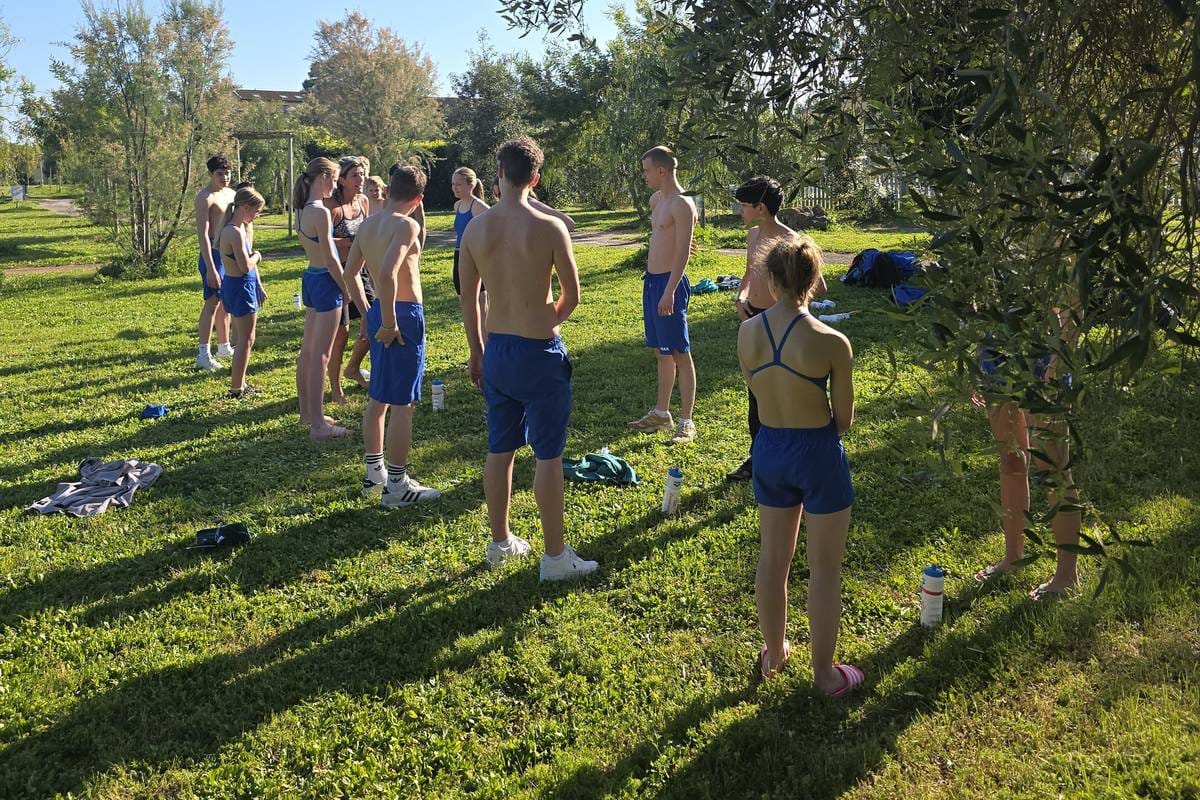 Zwemmers doen landtraining tijdens een kampdag