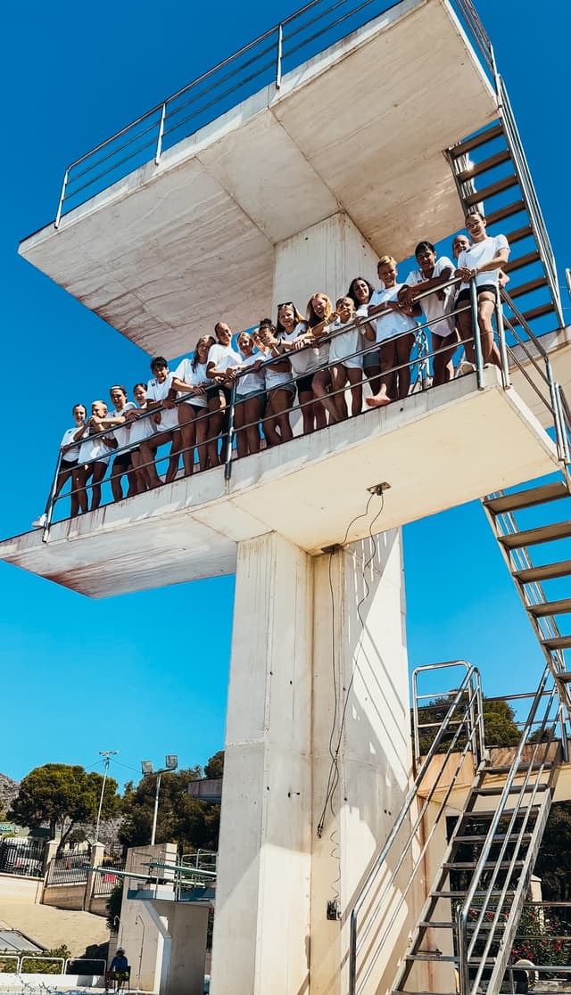 Groep op de springtoren van het buitenbad